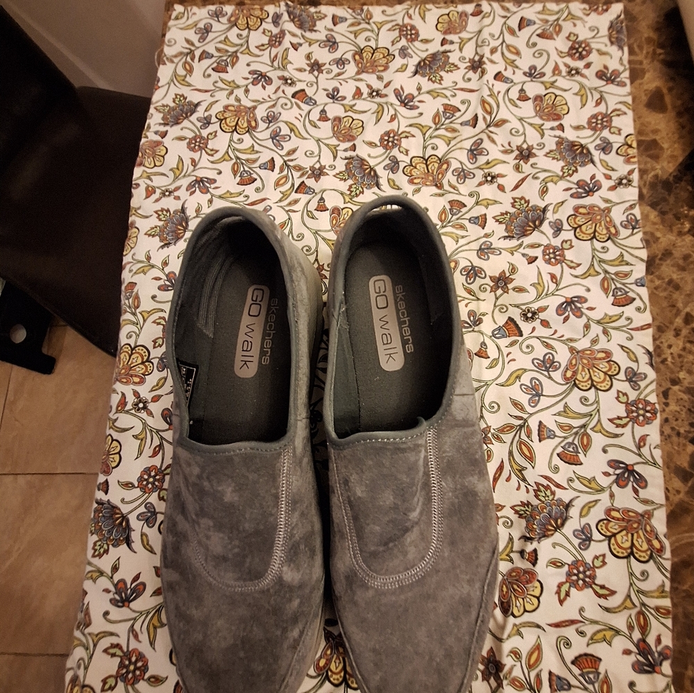 Slip on shoes barely used extremely comfy great shoes leather sketchers go walk
